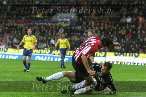 Eindhoven, 20 april 2001
PSV-RKC, eindstand 3-1
Ruud v Nistelrooy in duel met doelman Rob v Dijk