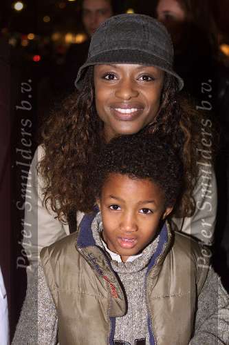 Amsterdam 15-11-1999
Premiere van de film Tarzan in het Pathe Theater in Amsterdam.
Sylvana Simons met haar zoontje.