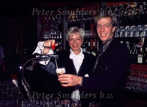 Eindhoven 3 mei 2001
Teun v Vliet met zijn vrouw achter de bar van hun cafe