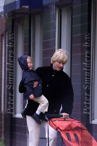 Amsterdam 5 mei 2001
Ella Adriaanse (Vrouw ursul de geer) met hun dochtertje