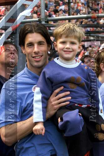Eindhoven 2 mei 2001
Kleinzoon Willy v d Kerkhof met Ruud v Nistelrooy