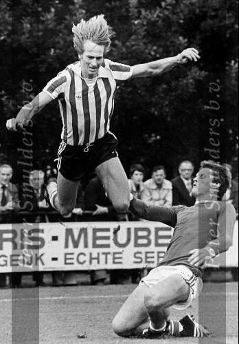 Adri Koster in zijn fatale val spelend tegen een selektie van Eersel 1978
Door deze val kwam een einde aan zijn carriere.