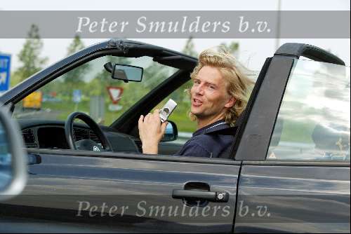 Den Haag16 mei 2002
Antonie Kamerling met gsm achter het stuur van zijn cabrio