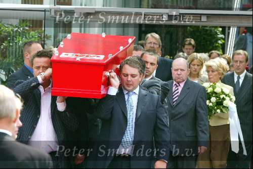 Hilversum 30 mei 2002
Begrafenis Bart de Graaff
vrienden bart met kist