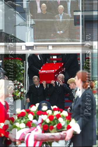 Hilversum 30 mei 2002
Begrafenis Bart de Graaff
vriendin bart met kist