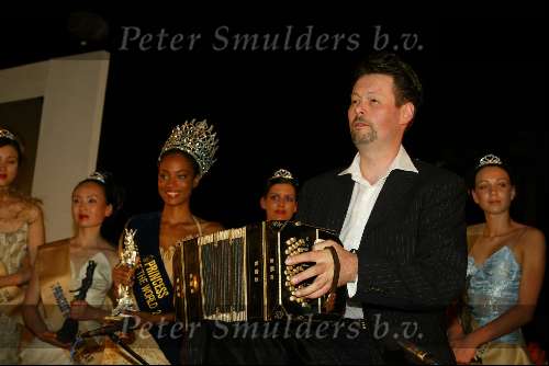 Curacao 23 mei 2002
princess model of the year verkiezing.
Carel Kraayenhof