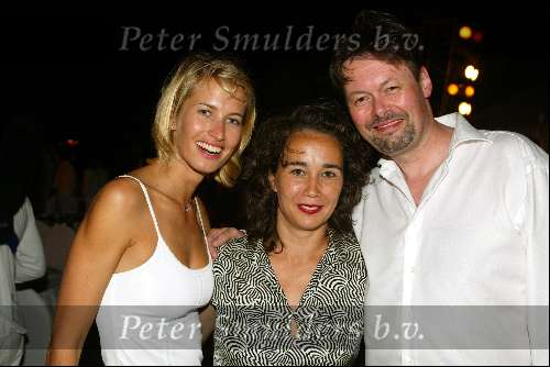 Curacao 23 mei 2002
princess model of the year verkiezing.
Carel Kraayenhof met vrouw en Anouk voorveld