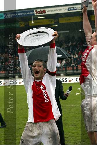 Nijmegen 5 Mei 2002 
NEC-AJAX Kampioenswedstrijd 0-2

Aanvoerder Cristian Chivu met de kampioensschaal, rechts Nikos Machlas