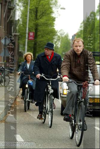 Amsterdam 15 mei 2002
 Ed v Thijn op de fiets met zijn vrouw