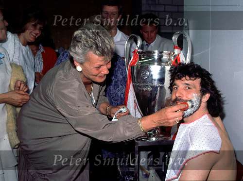 Stuttgart 25 mei 1988
PSV wint europacup I en Erik Gerets zijn baard wordt afgeschoren door de vrouw van Jac v d Ven nadat hij dit aan zijn ploeggenoten had beloofd voorafgaand aan de wedstrijd bij e.v.t. winst. Verder op de achtergrond o.a. Mart v d Heuvel en ton v Schijndel
