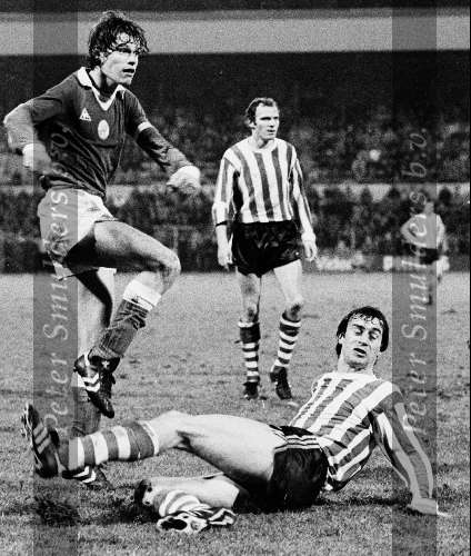1981 PSV-AJAX
Frank Arnesen in duel met Huub Stevens