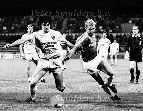 Eindhoven, 1979
PSV-VVV
Frans v Rooy in duel met oud-psv-er  Bert Verhagen en Remy Reniers op achtergrond