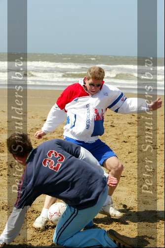 Scheveningen 15 april 2002
Frits Barens voetballend op het strand