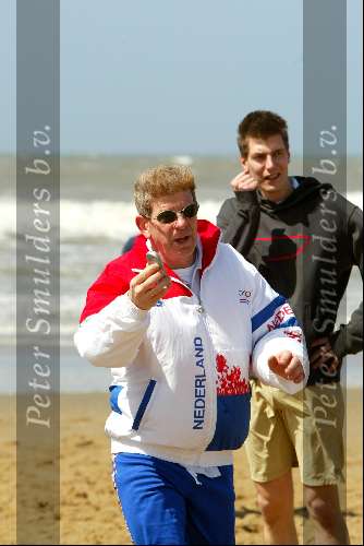 Scheveningen 15 april 2002
Frits Barens voetballend op het strand met gsm