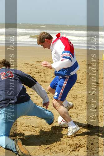 Scheveningen 15 april 2002
Frits Barens voetballend op het strand