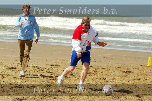 Scheveningen 15 april 2002
Frits Barens voetballend op het strand