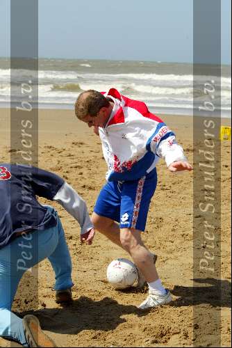 Scheveningen 15 april 2002
Frits Barens voetballend op het strand