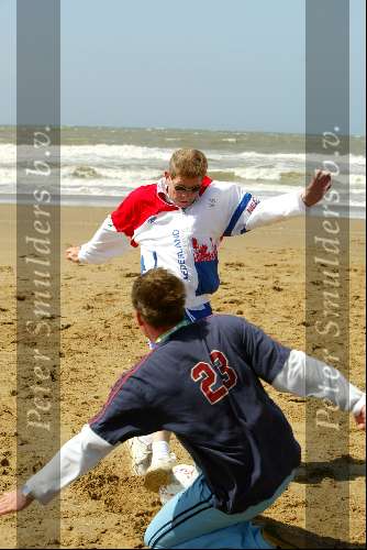 Scheveningen 15 april 2002
Frits Barens voetballend op het strand