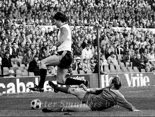 Rotterdam, 27 januari 1979 Feyenoord-PSV
Tom smits in duel met Gerard v d Lem