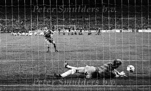 Stuttgart 1988 Finale europcup 1 tussen PSV-Benfica. eindstand 0-0 na verlenging 0-0 en tenslotte wint PSV met penaltys. Hans v Breukelen stopt de belangrijke penalty