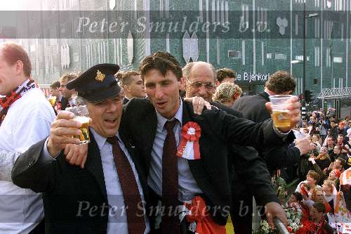 Eindhoven, 30 april 2000
PSV Landskampioen 
Feest na de wedstrijd PSV-RKC, eindstand 7-1
Luc Nilis met Harry v Raaij en Harry v Kemenade