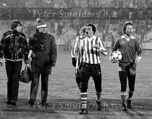 Eindhoven, 12 januari 1980
PSV-AZ 67 Hub Stevens schreeuwend en tierend geheel rechts Hugo Hovenkamp
geheel links Jan v d Meulenhof en Pierre v d Meulenhof