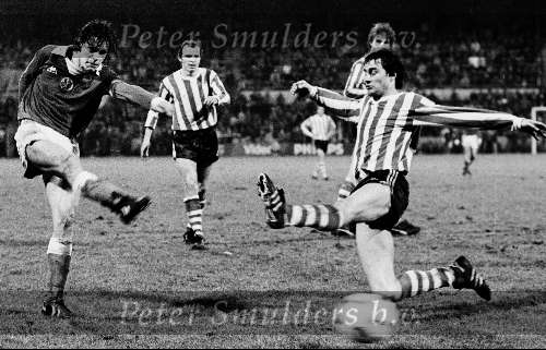1981 PSV-AJAX
Frank Arnesen in duel met Huub Stevens