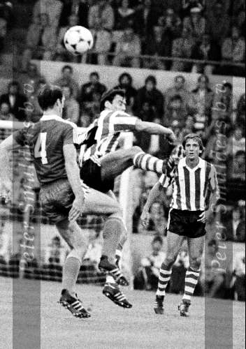 Eindhoven , 22 augustus 1981 PSV-AZ 67, eindstand 2-4
Johnny Metgod in duel met Huub Stevens
op achtergrond Adri v Kraaij