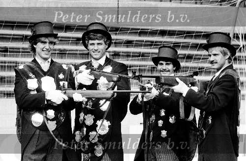 Eindhoven 1986 Vier skandinavische voetballers in het gilde pak v.l.n.r. : Kenneth Brylle - Glenn Hyssen-Jan Heintze en Hallvar Thoresen