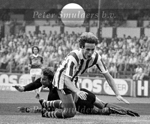 Brussel, 12 Augustus 1981
Beerschot-PSV ( Vr. duel )
Jan Poortvliet probeert Nico de Bree d.m.v. een kopbal te verslaan
