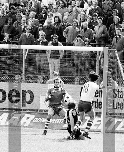 Arnhem 1979
Vitesse-PSV
Jan v Beveren stopt een bal ingeschoten door Hans Bleijenberg