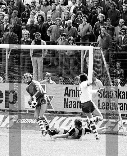 Arnhem 1979
Vitesse-PSV
Jan v Beveren stopt een bal ingeschoten door Hans Bleijenberg