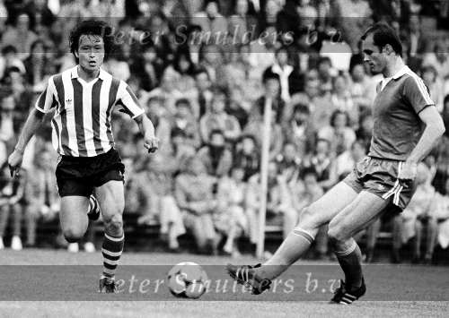 Eindhoven , 22 augustus 1981 PSV-AZ 67, eindstand 2-4
Johnny Metgod in duel met Jung Mu Huh