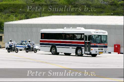 Curacao 7 mei 2002
Vertrek Prins Willem Alexander en Maxima met de KBX
Koninklijke Marine Bus