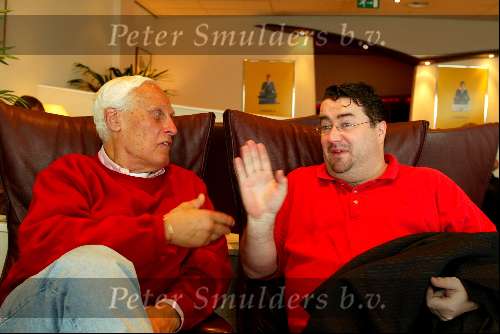 Amsterdam 5 mei 2002
Willem Oltmans en Marc v d Linden  op schiphol