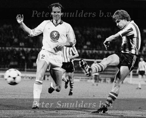 Hallvar Thoresen in duel met Martin jol van FC Twente