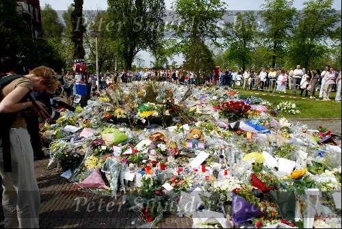 Bloemen voor de vermoorde Pim Fortuyn