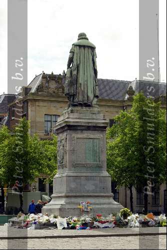 Den Haag 15 april 2002
Pim Fortuyn bloemen bij het binnenhof

Peter Smulderrs bv
