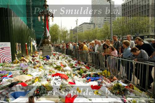 Rotterdam 9 mei 2002
Bloemen en publiek bij afscheid nemen van Pim Fortuyn.