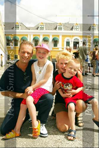 Curacao 67 mei 2002
Prins Willem Alexander en Maxima bezoeken Curacao
Ron Boszhard met gezin