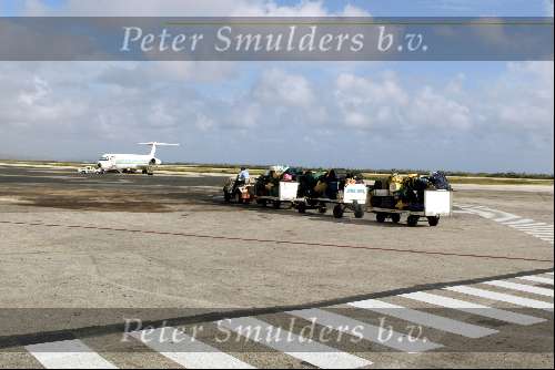Curacao 67 mei 2002
Prins Willem Alexander en Maxima bezoeken Curacao
vliegveld  bagage