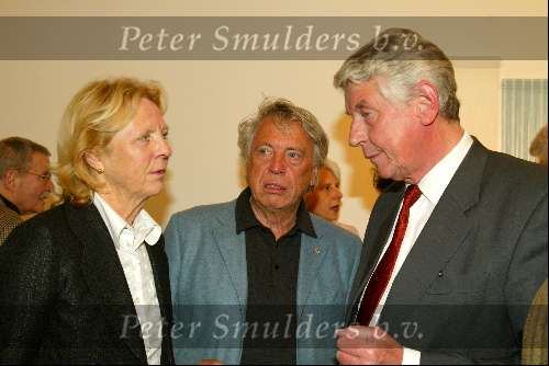 Amstelveen 28 mei 2002
Opening expositie Rita Kok.
Wim Kok met Cees Dam en vrouw