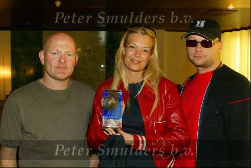 Schiphol 25 mei 2003
esther hart komt terug van het songfestival in riga
esther met tjeerd v zaanen en alan michael