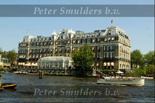 Het amstel hotel aan de Amstel met een mooie classic boot
