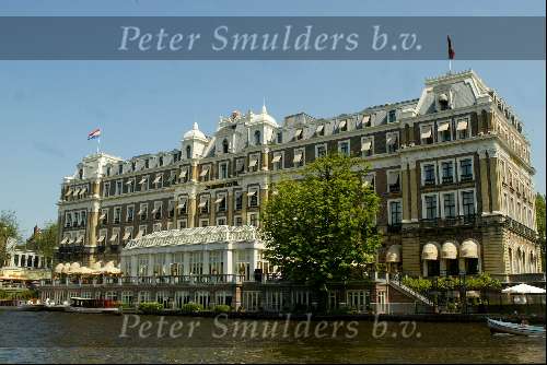 De amstel met het Amstel hotel