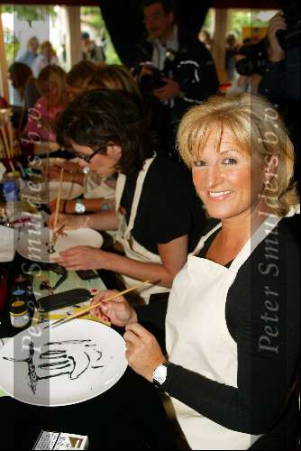 Laren 21 mei 2003
borden beschilderen voor het goede doel in het restaurant van Rene Froger
anita meier