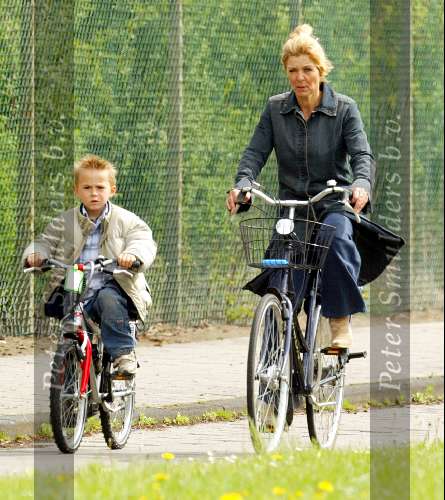 Volendam 6 mei 2003
Annie Schilder met haar zoontje op de fiets