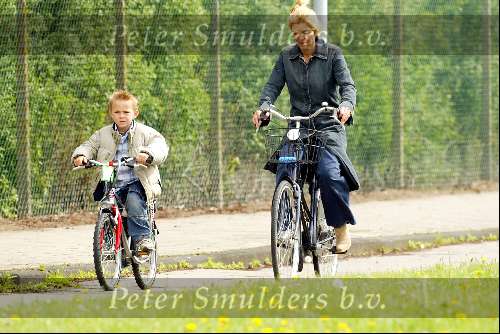 Volendam 6 mei 2003
Annie Schilder met haar zoontje op de fiets