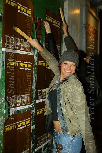 Amsterdam 10 april 2003
Anouk v Nes is posters plakken voor behoud  oerang oetan