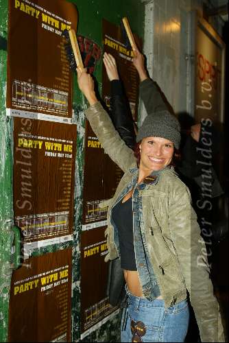 Amsterdam 10 april 2003
Anouk v Nes is posters plakken voor behoud  oerang oetan